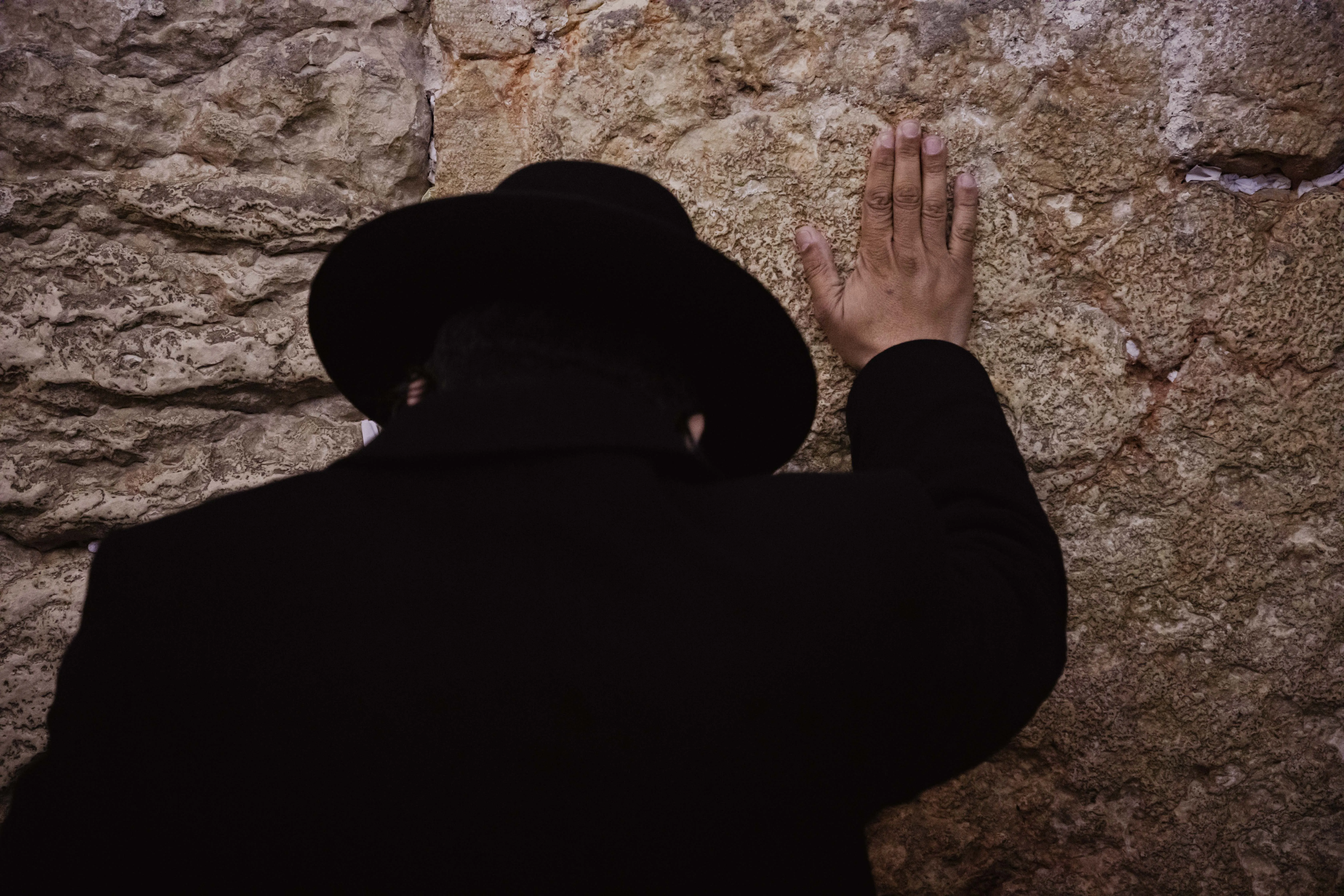 Lamentation — 90 × 60 cm — Romain Berthiot